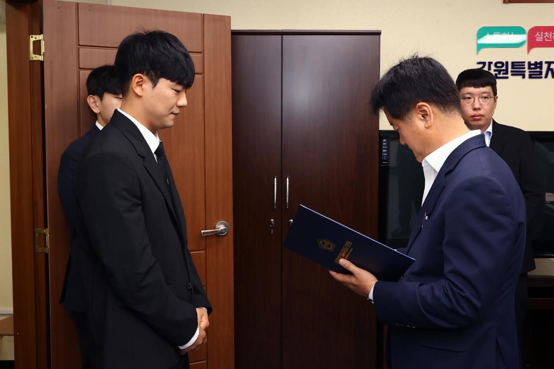 '강원특별자치도의회 인사발령장 전달식' 게시글의 사진(14) '2026-07-01 강원특별자치도의회 인사발령장 전달식 (14).jpg'