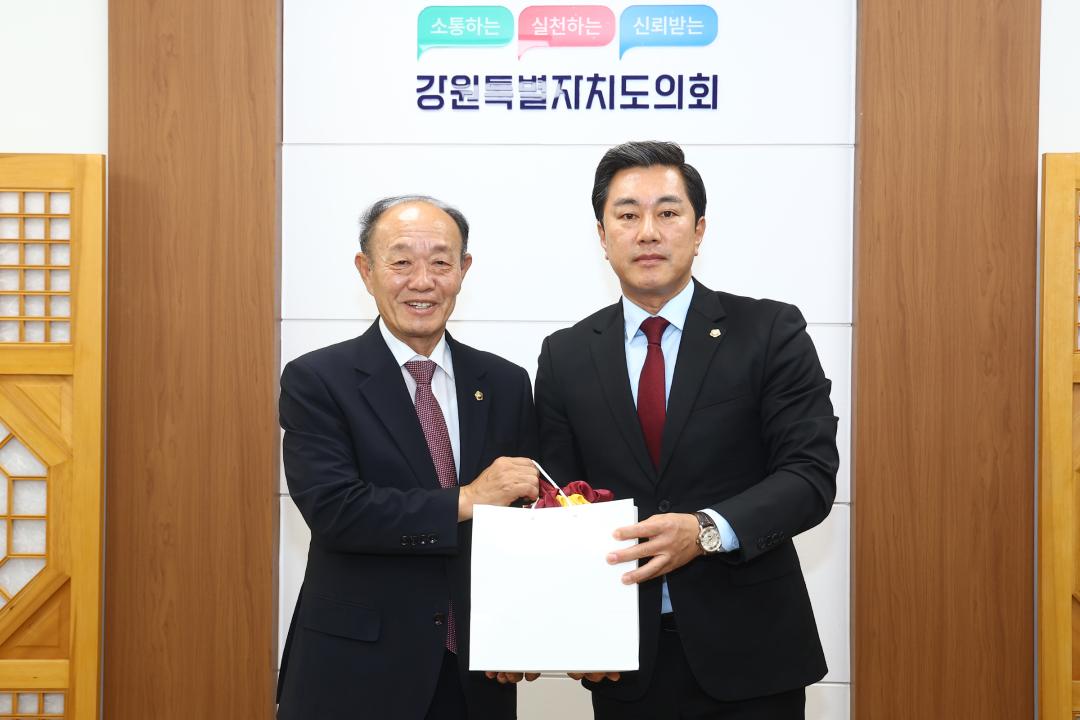 '강원특별자치도의회 방문(제10대 강원시군의장협의회 임원)' 게시글의 사진(10) '2026-09-30 강원특별자치도의회 방문(제10대 강원시군의장협의회 임원) (9).jpg'