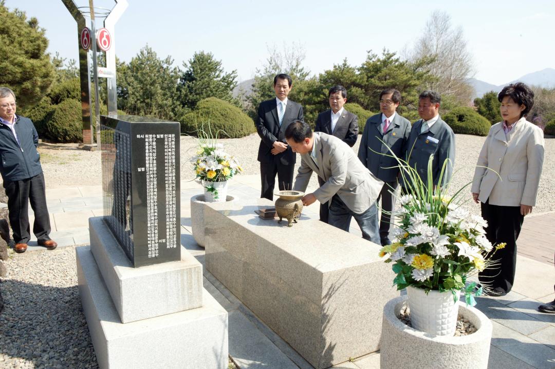 '철원 평화 문화광장 조성공사장 현지시찰' 게시글의 사진(39) '2009-04-14 철원 평화 문화광장 조성공사장 현지시찰 (39).jpg'