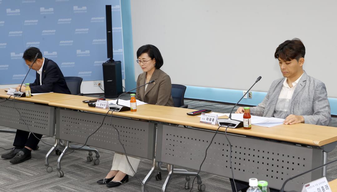 '강원특별자치도의회 2025년 제3차 의원연구회 지원 심의위원회' 게시글의 사진(8) '2025-06-05 강원특별자치도의회 2025년 제3차 의원연구회 지원 심의위원회 (8).jpg'