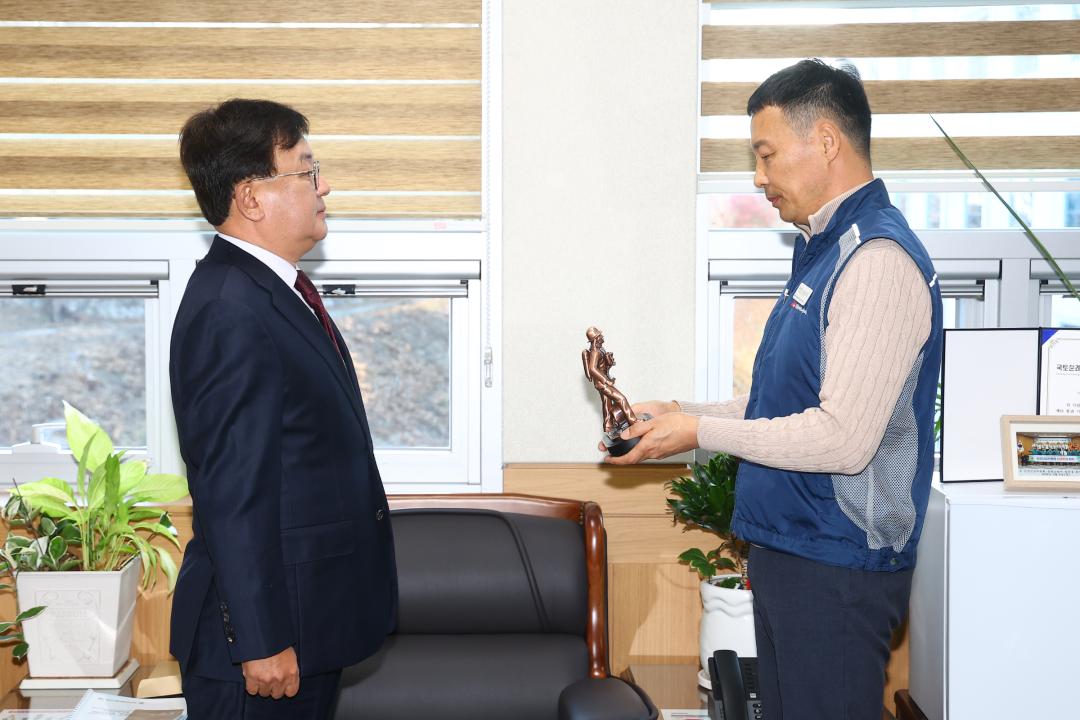 '전국공무원노동조합 소방본부 강원소방지부 안전건설위원회 감사패 전달식' 게시글의 사진(28) '2025-12-12 전국공무원노동조합 소방본부 강원소방지부 안전건설위원회 감사패 전달 (28).jpg'
