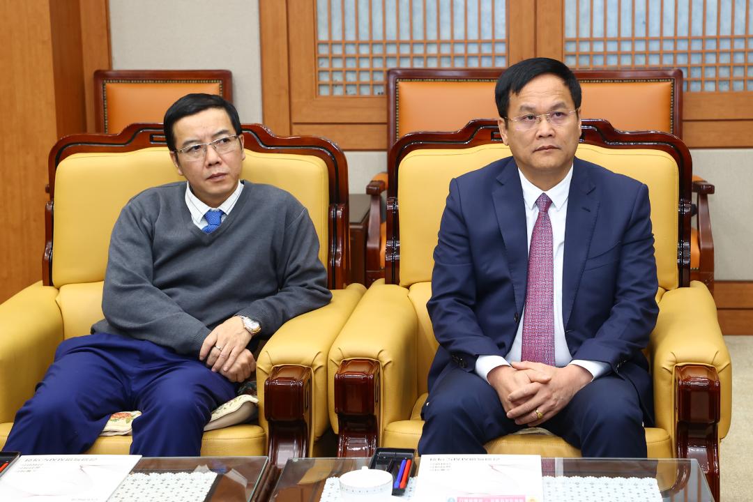 '베트남 디엔비엔성 대표단 강원특별자치도의회 내방' 게시글의 사진(17) '2025-12-30 베트남 디엔비엔성 대표단 강원특별자치도의회 내방 (18).jpg'