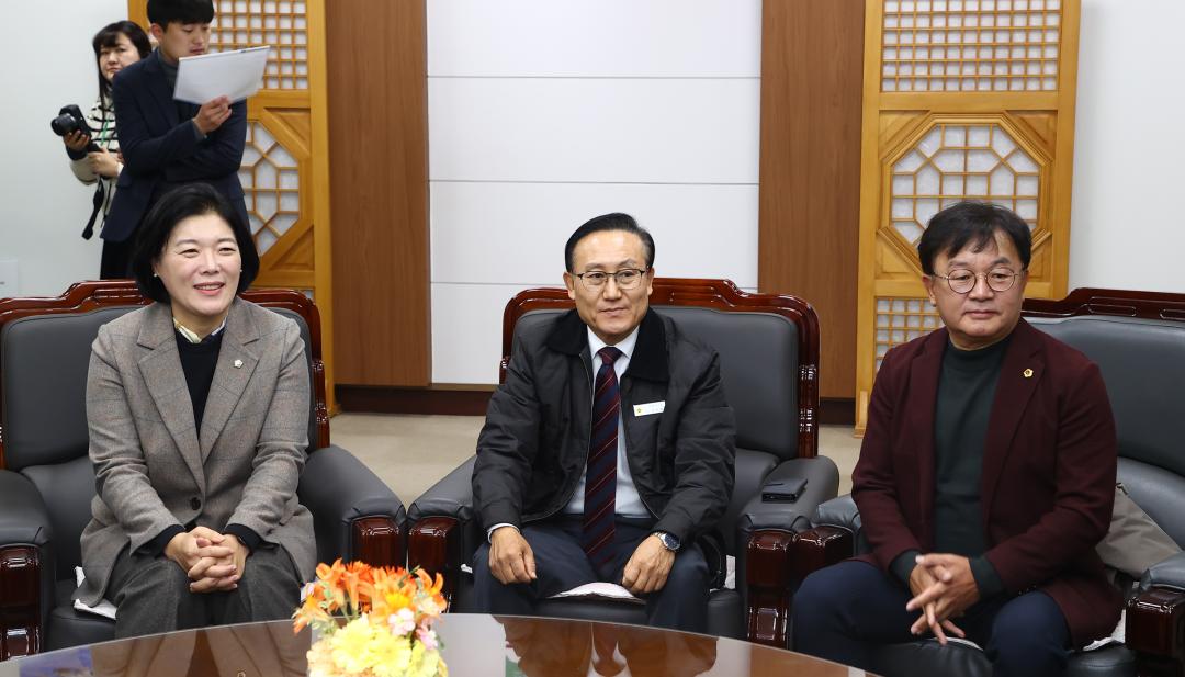 '2025년 강원특별자치도의회 사랑의 연탄 기부 전달식' 게시글의 사진(5) '2025-11-27 2025년 강원특별자치도의회 사랑의 연탄 기부 전달식 (4).jpg'