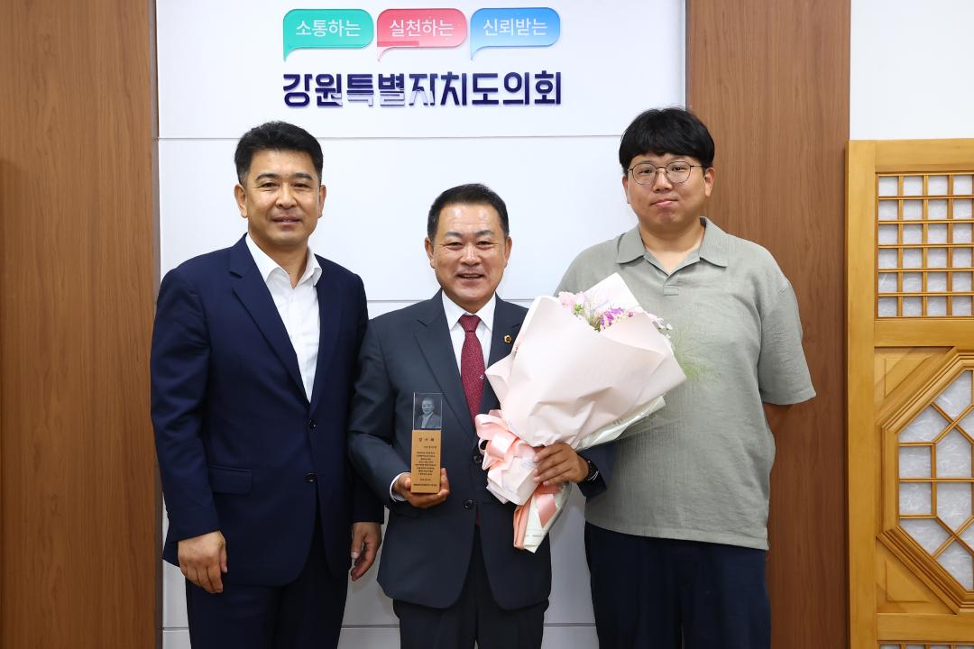 '제11대 후반기 강원특별자치도의회 의장 및 운영위원장 감사패 전달식' 게시글의 사진(5) '2026-06-17 제11대 후반기 강원특별자치도의회 의장 및 운영위원장 감사패 전달식 (5).jpg'
