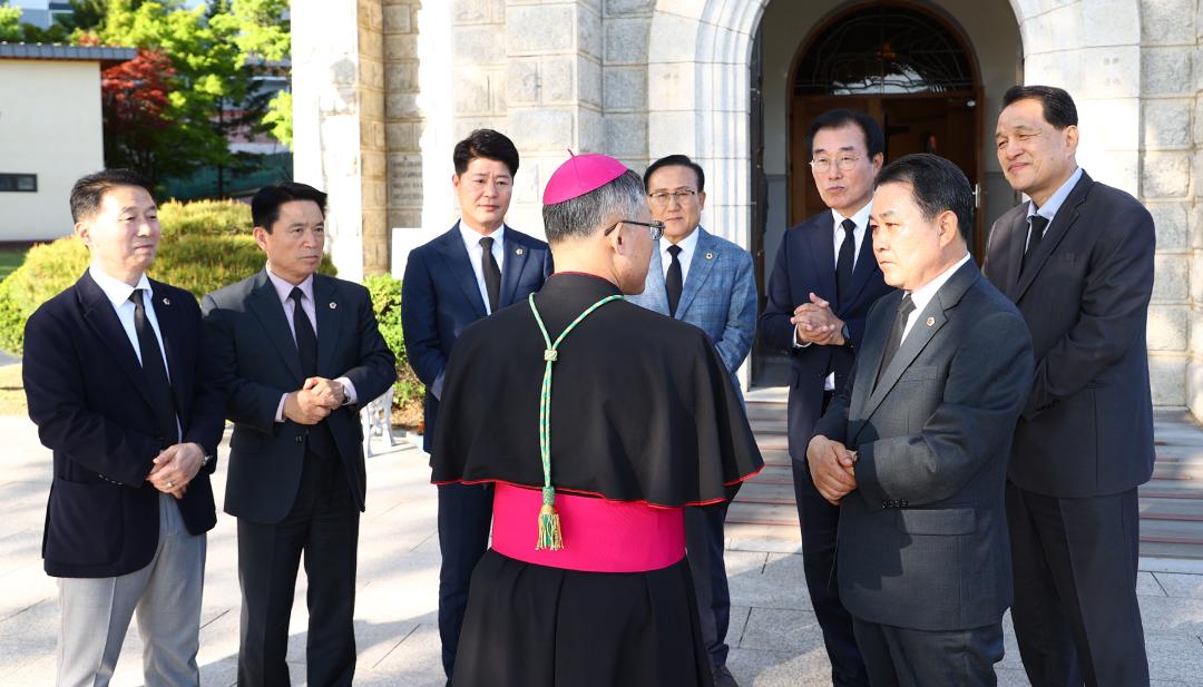'제266대 프란치스코 교황 선종을 애도하기 위한 강원특별자치도의회 조문단 분향소 방문' 게시글의 사진(19) '2025-04-23 제266대 프란치스코 교황 선종을 애도하기 위한 강원특별자치도의회 조문단 분향소 방문 (19).jpg'