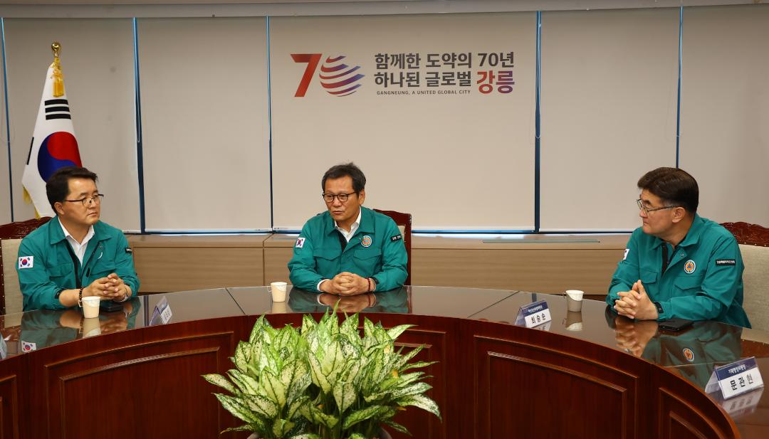 '강원특별자치도의회 강릉시 가뭄위기 극복 생수 전달식' 게시글의 사진(11) '2025-08-28 강원특별자치도의회 강릉시 가뭄위기 극복 생수 전달식 (11).jpg'