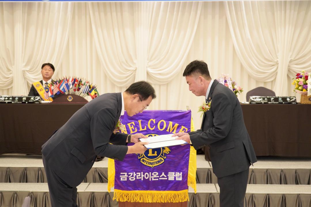 '금강라이온스클럽 제33주년 및 제33,34대 회장 이취임식' 게시글의 사진(6) '2025-06-17 금강라이온스클럽 제33주년 및 제33,34대 회장 이취임식 (6).jpg'