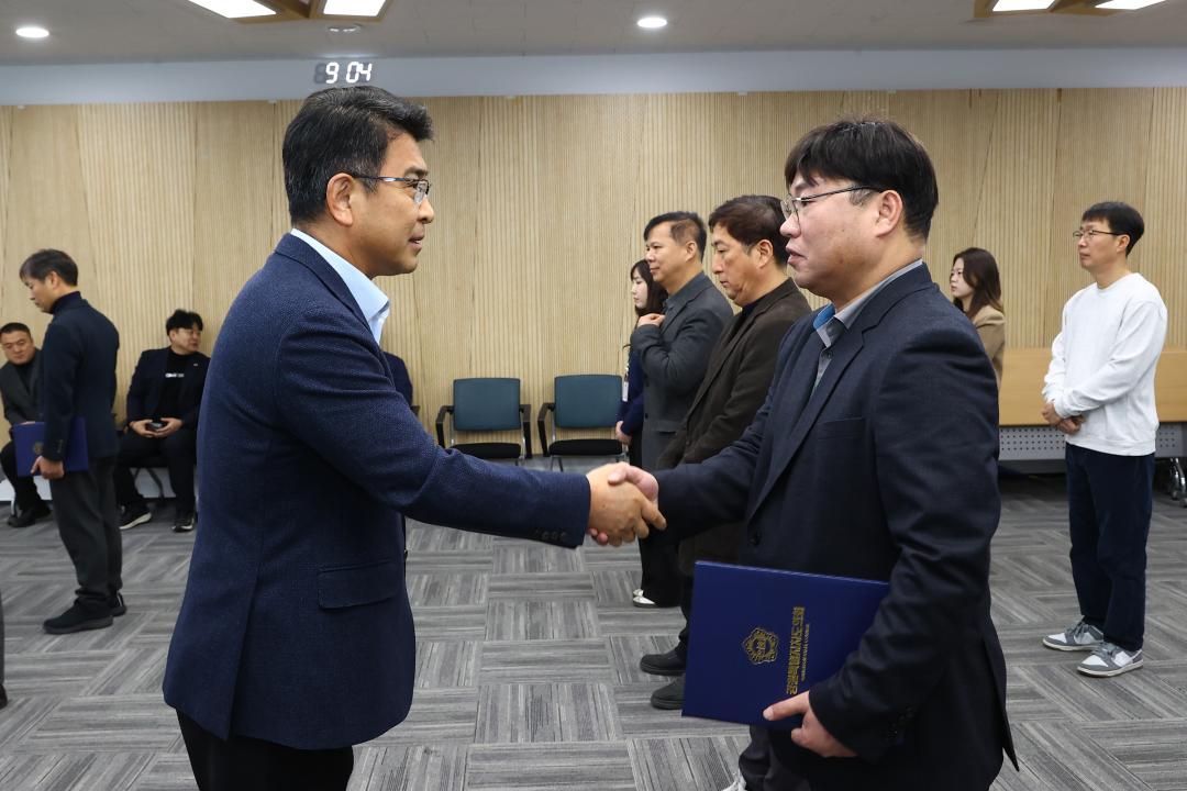 '2026년 강원특별자치도의회 인사발령 임용장 전달식' 게시글의 사진(25) '2026-01-12 2026년 강원특별자치도의회 인사발령 임용장 전달식 (25).jpg'