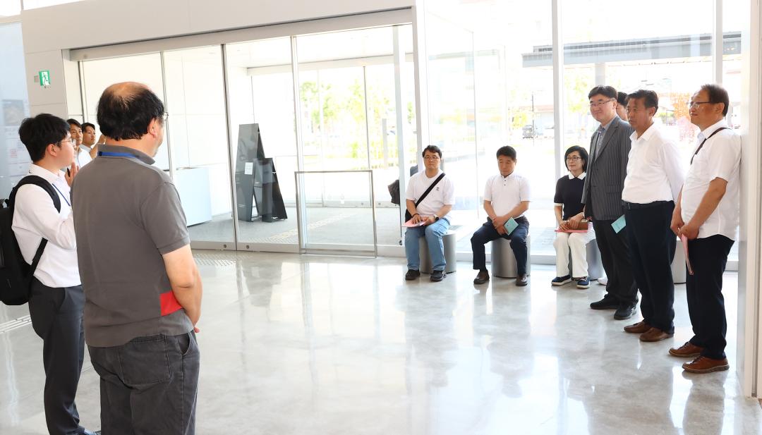 '강원특별자치도의회 한일국제교류협회 2025년 일본 돗토리현 방문' 게시글의 사진(15) '2025-07-29 강원특별자치도의회 한일국제교류협회 2025년 일본 돗토리현 방문 (17)_02_돗토리 현립미술관 시찰.jpg'