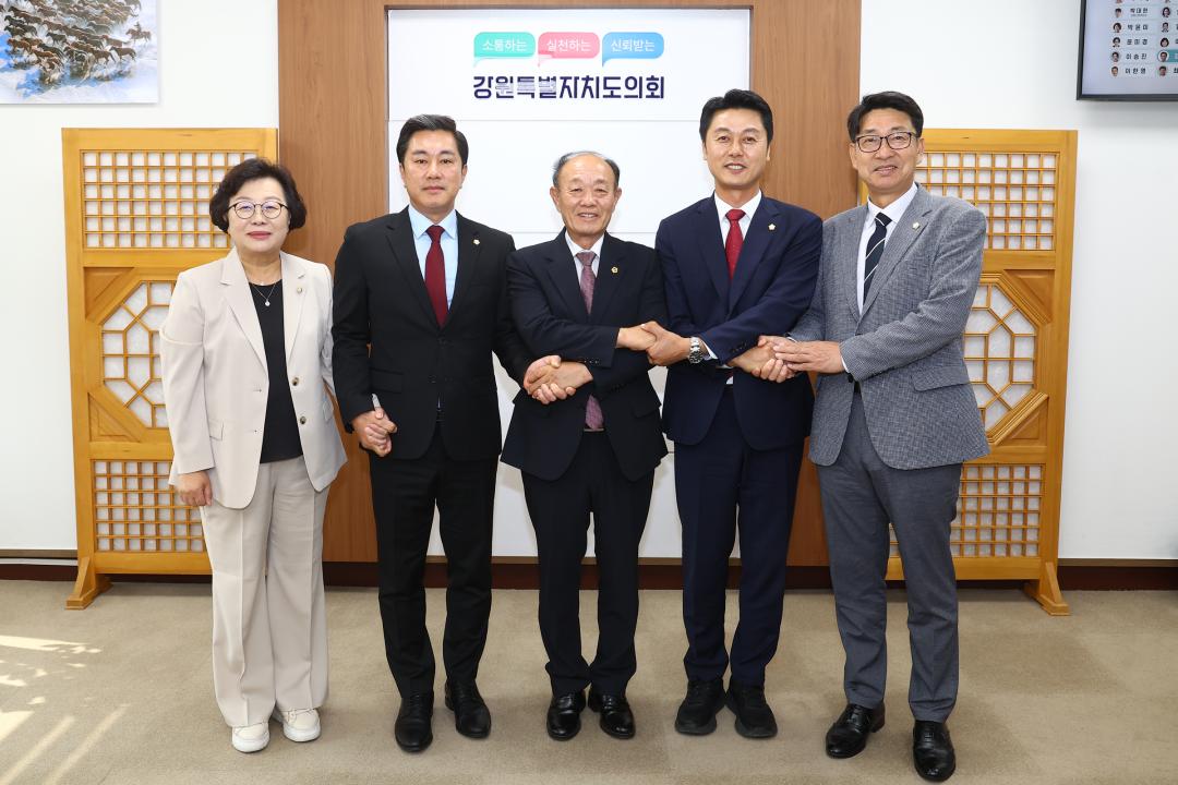 '강원특별자치도의회 방문(제10대 강원시군의장협의회 임원)' 게시글의 사진(16) '2026-09-30 강원특별자치도의회 방문(제10대 강원시군의장협의회 임원) (15).jpg'