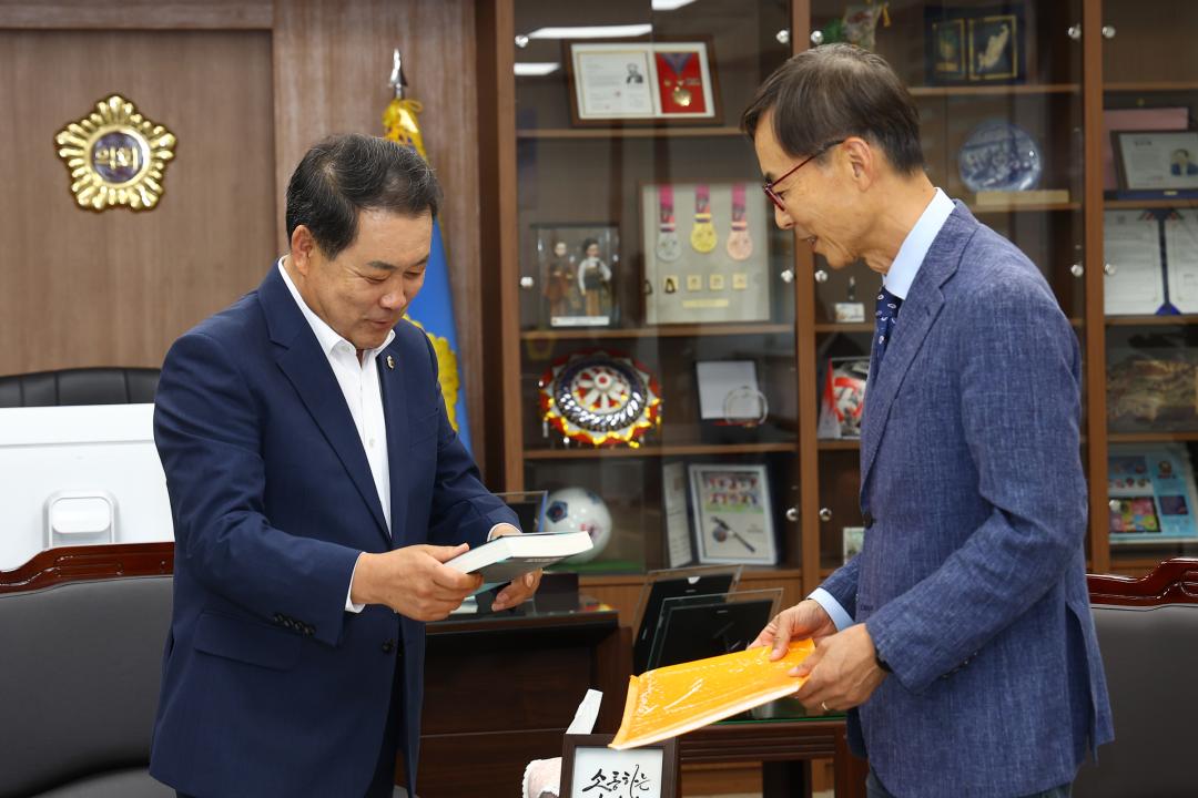 '강원특별자치도 출범 2주년(강원도의회 개원69주년) 기념 초청연사 환담' 게시글의 사진(4) '2025-06-05 강원특별자치도 출범 2주년 기념 초청연사 환담 (5).jpg'