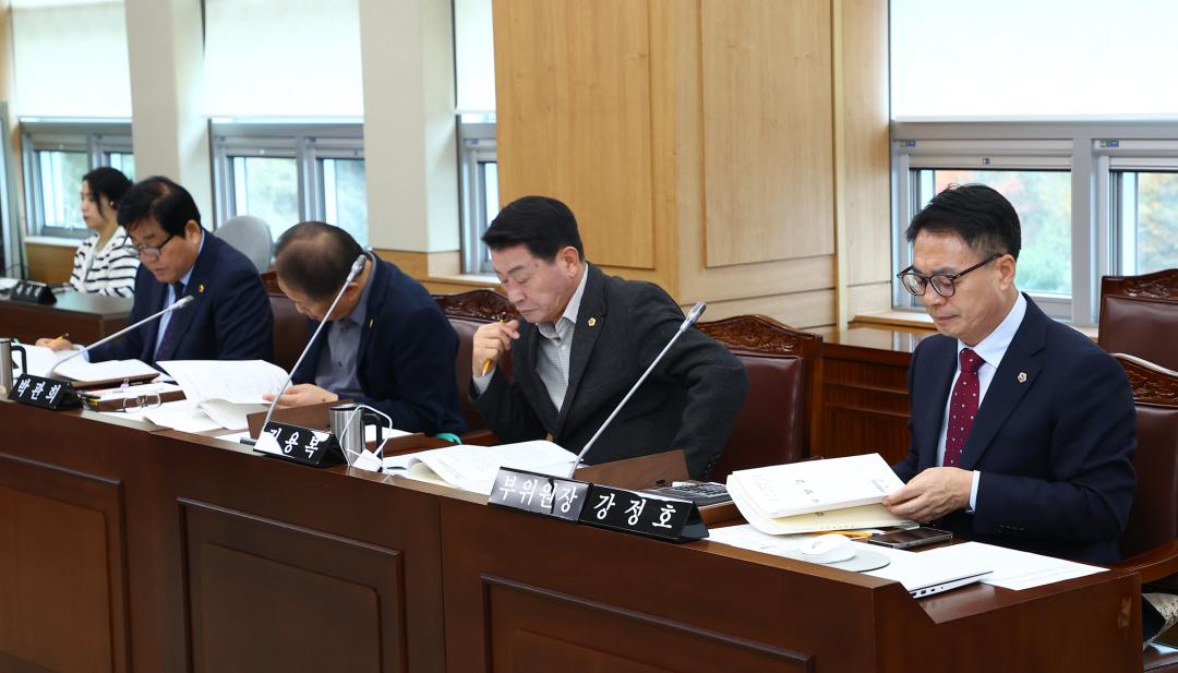 '2025년도 경제산업위원회 행정사무감사(경제국)' 게시글의 사진(8) '2025-11-06 2025년도 경제산업위원회 행정사무감사(경제국) (8).jpg'