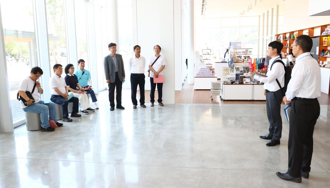 '강원특별자치도의회 한일국제교류협회 2025년 일본 돗토리현 방문' 게시글의 사진(14) '2025-07-29 강원특별자치도의회 한일국제교류협회 2025년 일본 돗토리현 방문 (16)_02_돗토리 현립미술관 시찰.jpg'