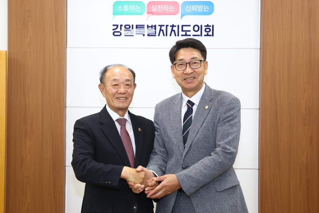 '강원특별자치도의회 방문(제10대 강원시군의장협의회 임원)' 게시글의 사진(14) '2026-09-30 강원특별자치도의회 방문(제10대 강원시군의장협의회 임원) (13).jpg'