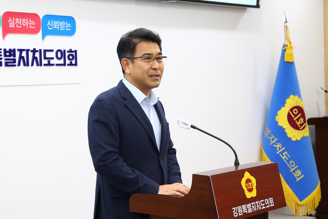 '2026년 강원특별자치도의회 인사발령 임용장 전달식' 게시글의 사진(44) '2026-01-12 2026년 강원특별자치도의회 인사발령 임용장 전달식 (44).jpg'