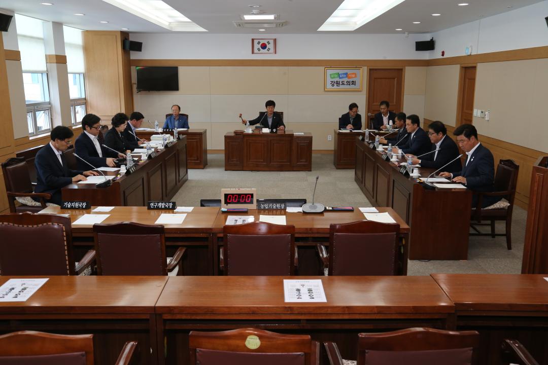 '제264회 제1차 농림수산위원회' 게시글의 사진(12) '2017-05-16 제264회 제1차 농림수산위원회 (12).JPG'