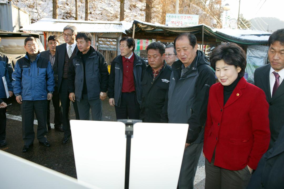 '지방도 413호 확포장 사업장 현지 행정사무감사' 게시글의 사진(8) '2007-11-20 지방도 413호 확포장 사업장 현지 행정사무감사 (8).jpg'