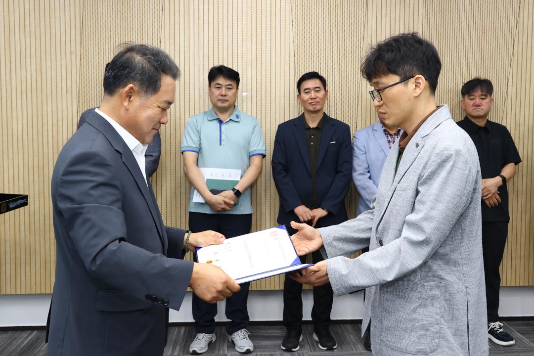 '강원특별자치도의회사무처 공무원 임용장 수여식' 게시글의 사진(13) '2025-07-22 강원특별자치도의회사무처 공무원 임용장 수여식 (13).jpg'
