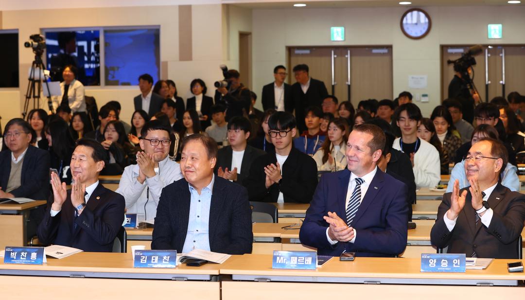 '2024 강원특별자치도 반도체포럼' 게시글의 사진(10) '2024-10-29 2024 강원특별자치도 반도체포럼 (10).jpg'