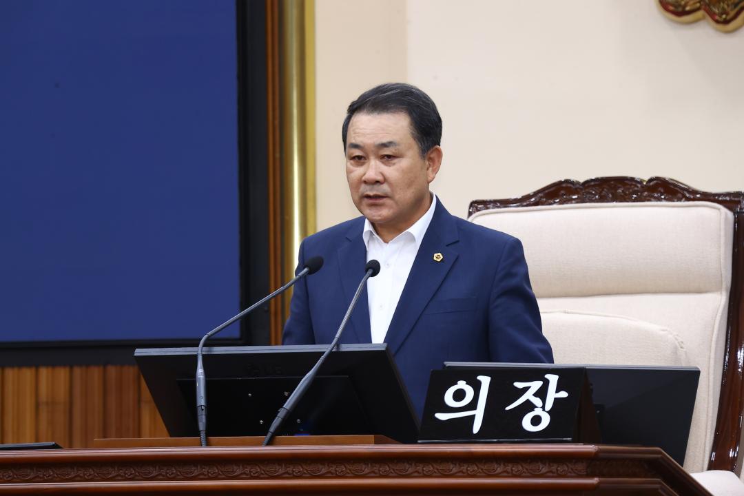 '제338회 제1차 본회의' 게시글의 사진(11) '2025-06-05 제338회 제1차 본회의 (11) 회의진행 김시성의장.jpg'
