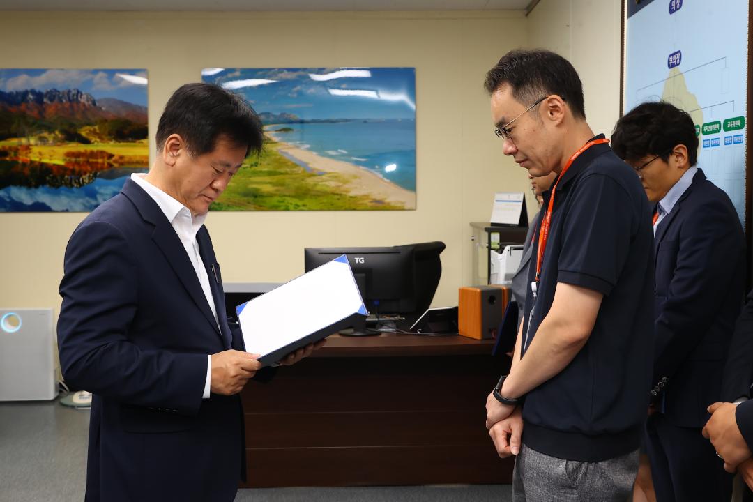'강원특별자치도의회 인사발령장 전달식' 게시글의 사진(9) '2026-07-01 강원특별자치도의회 인사발령장 전달식 (9).jpg'