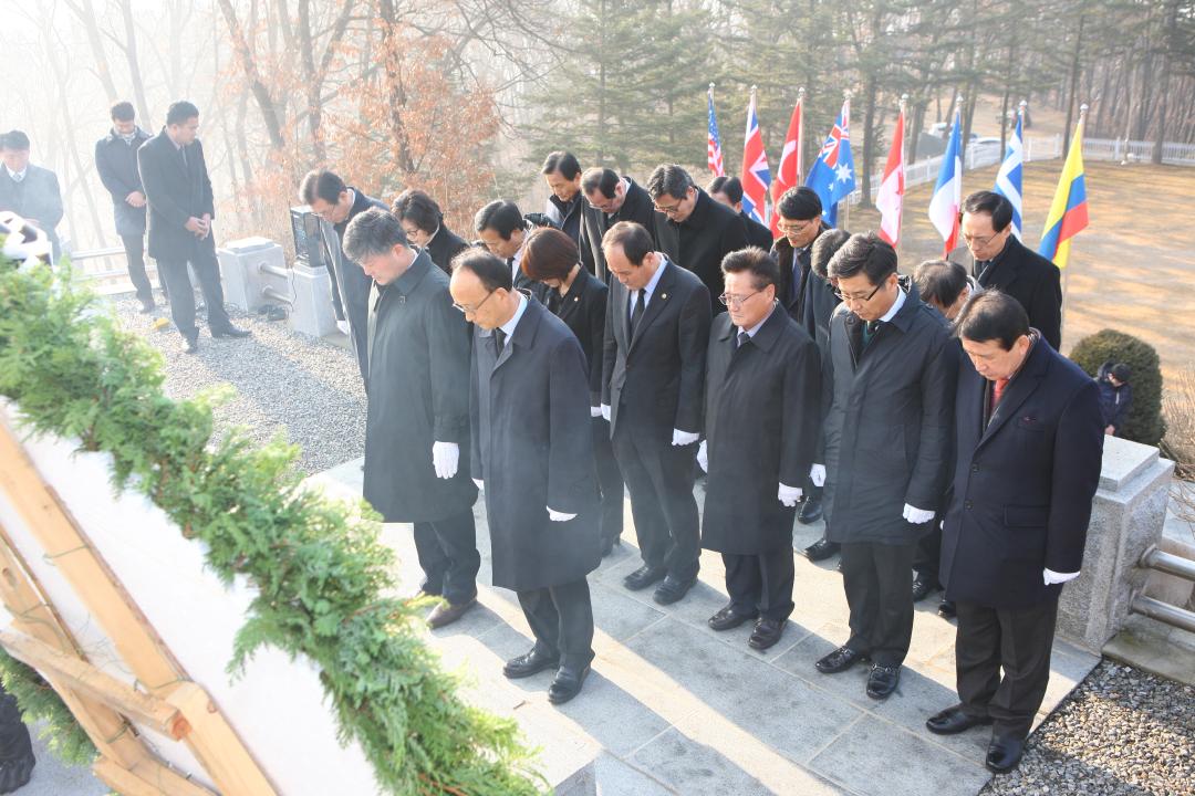 '신년 충열탑 참배' 게시글의 사진(5) '2016-01-04 신년 충열탑 참배 (5).JPG'