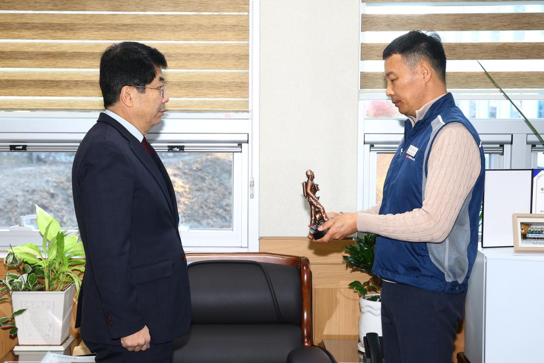 '전국공무원노동조합 소방본부 강원소방지부 안전건설위원회 감사패 전달식' 게시글의 사진(18) '2025-12-12 전국공무원노동조합 소방본부 강원소방지부 안전건설위원회 감사패 전달 (18).jpg'