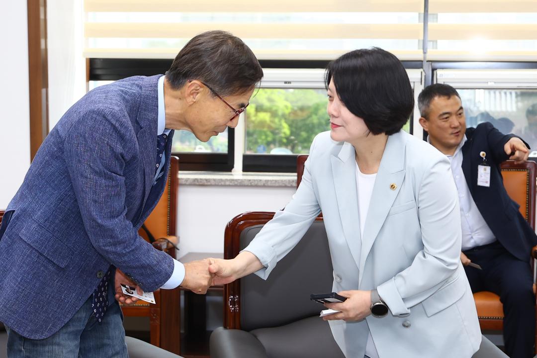 '강원특별자치도 출범 2주년(강원도의회 개원69주년) 기념 초청연사 환담' 게시글의 사진(9) '2025-06-05 강원특별자치도 출범 2주년 기념 초청연사 환담 (10).jpg'