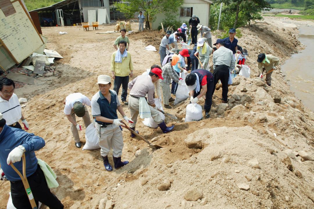 '수해지역 복구 자원봉사' 게시글의 사진(8) '2006-07-25 수해지역 복구 자원봉사 (8).JPG'