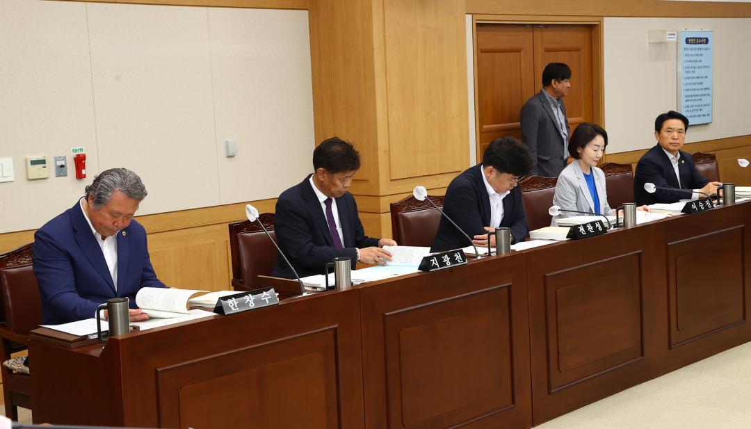 '제337회 제2차 강원문화재단 대표이사 인사청문특별위원회' 게시글의 사진(9) '2025-05-14 제337회 제2차 강원문화재단 대표이사 인사청문특별위원회 (8).jpg'