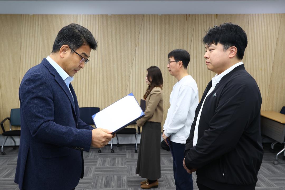 '2026년 강원특별자치도의회 인사발령 임용장 전달식' 게시글의 사진(36) '2026-01-12 2026년 강원특별자치도의회 인사발령 임용장 전달식 (36).jpg'