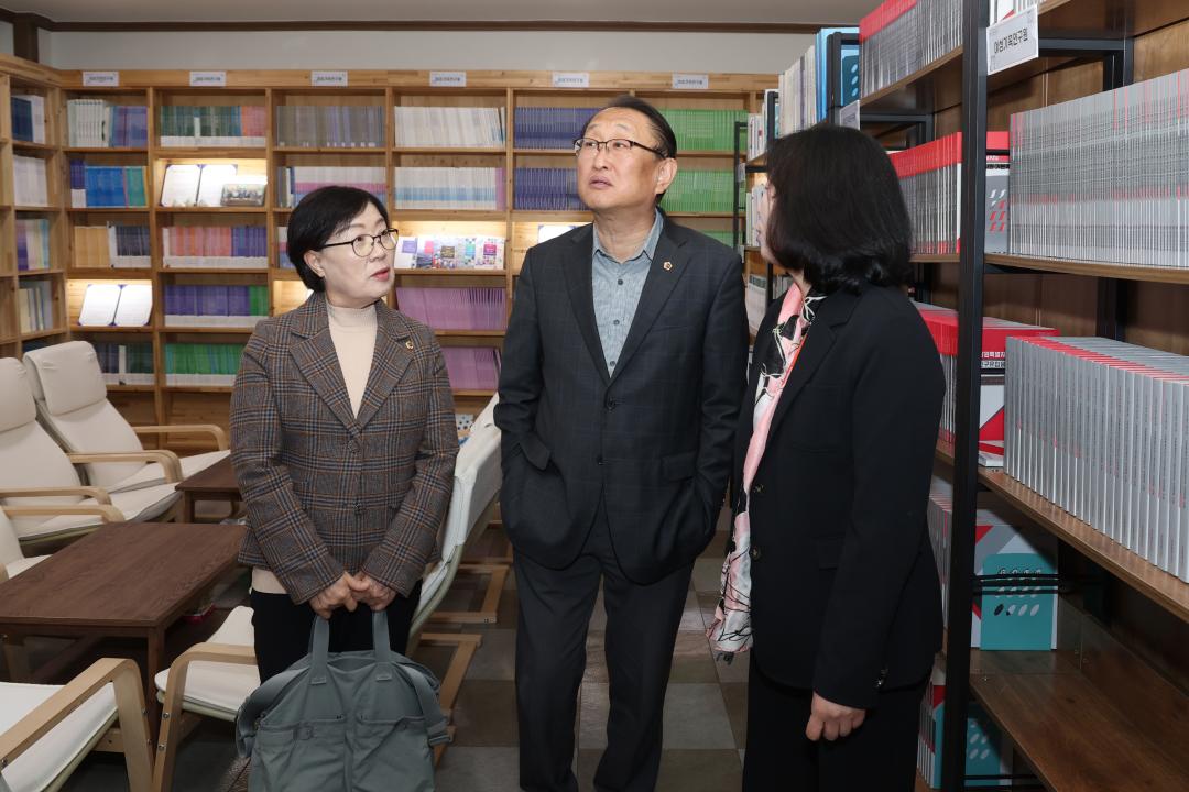 '제335회 사회문화위원회 현지시찰' 게시글의 사진(3) '2025-03-07제335회 사회문화위원회 현지시찰(여성가족연구원) (2).jpg'