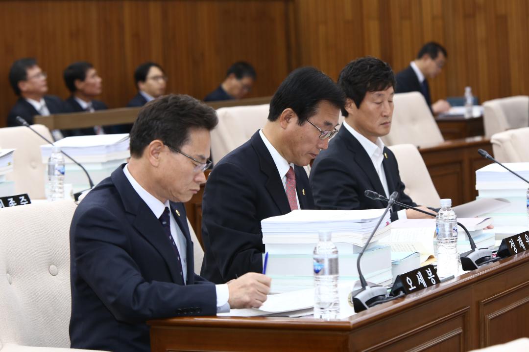 '제251회 제4차 예산결산특별위원회' 게시글의 사진(14) '2015-12-08 제251회 제4차 예산결산특별위원회 (14).JPG'