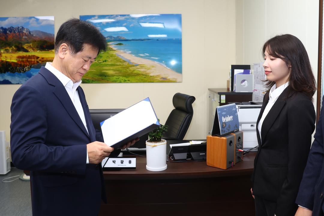 '강원특별자치도의회 신규 공무원 임용장 전달식' 게시글의 사진(3) '2026-10-01 임용장 수여식 (2).jpg'