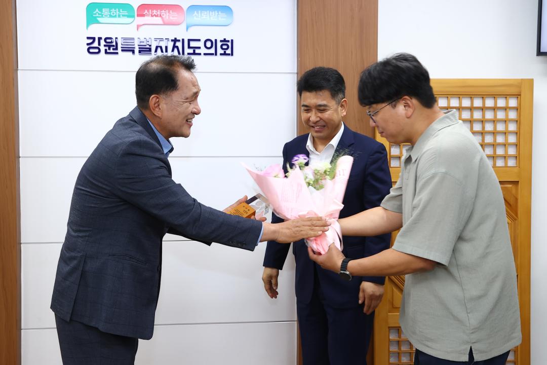 '제11대 후반기 강원특별자치도의회 의장 및 운영위원장 감사패 전달식' 게시글의 사진(8) '2026-06-17 제11대 후반기 강원특별자치도의회 의장 및 운영위원장 감사패 전달식 (8).jpg'