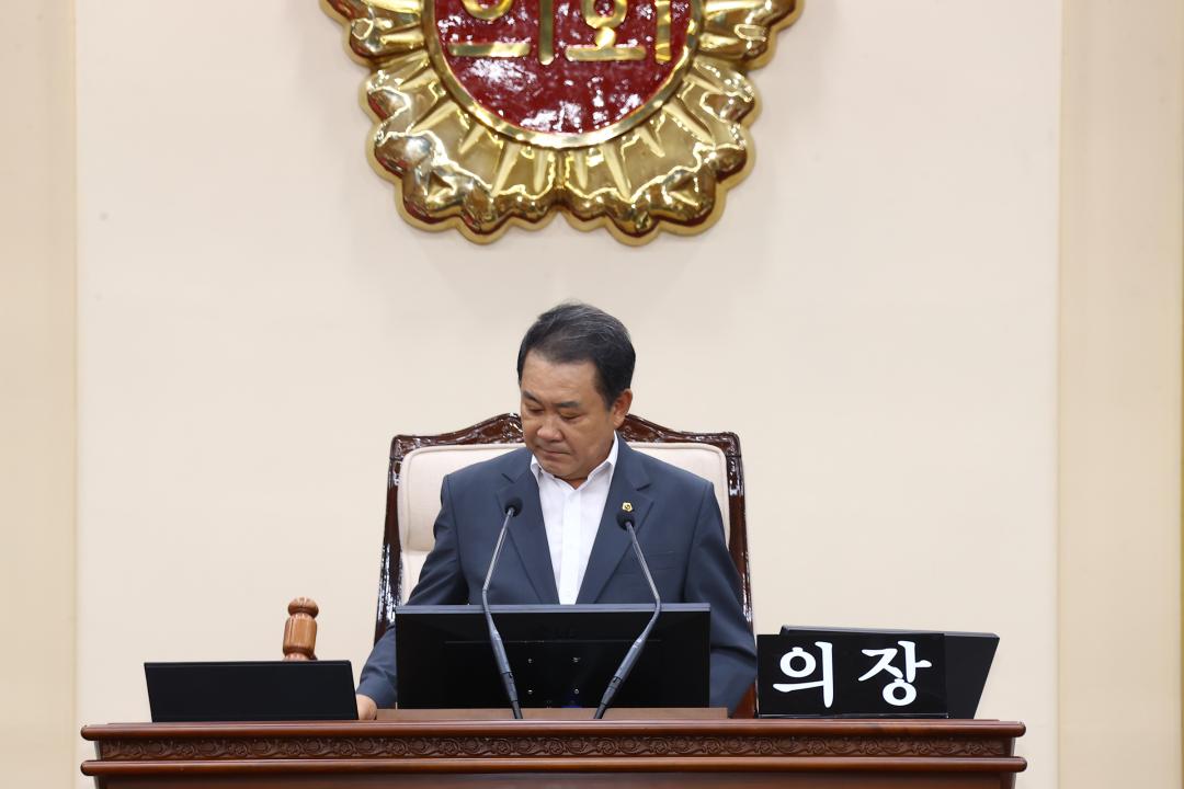 '제339회 제2차 본회의' 게시글의 사진(12) '2025-07-17 제339회 제2차 본회의 (12) 회의진행 김시성의장.jpg'
