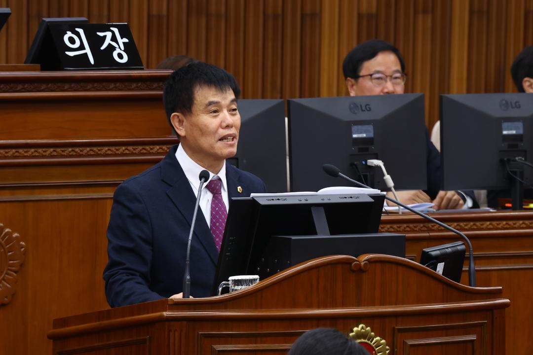 '제344회 제2차 본회의(2026년도 제1회 도정 및 교육행정에 관한 질문)' 게시글의 사진(21) '2026-04-02 제344회 제2차본회의(2026년도 제1회 도정 및 교육행정에 관한 질문) (21) 이영욱 의원.jpg'