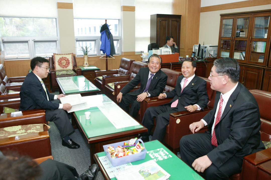 '제192회 임시회 상정안건 심사' 게시글의 사진(4) '2009-04-13 제192회 임시회 상정안건 심사 (4).jpg'