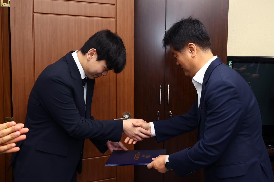 '강원특별자치도의회 인사발령장 전달식' 게시글의 사진(17) '2026-07-01 강원특별자치도의회 인사발령장 전달식 (17).jpg'