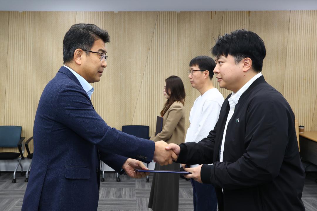 '2026년 강원특별자치도의회 인사발령 임용장 전달식' 게시글의 사진(37) '2026-01-12 2026년 강원특별자치도의회 인사발령 임용장 전달식 (37).jpg'