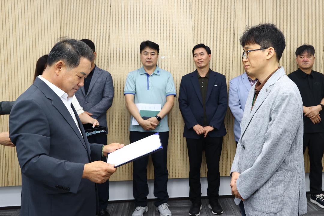 '강원특별자치도의회사무처 공무원 임용장 수여식' 게시글의 사진(12) '2025-07-22 강원특별자치도의회사무처 공무원 임용장 수여식 (12).jpg'