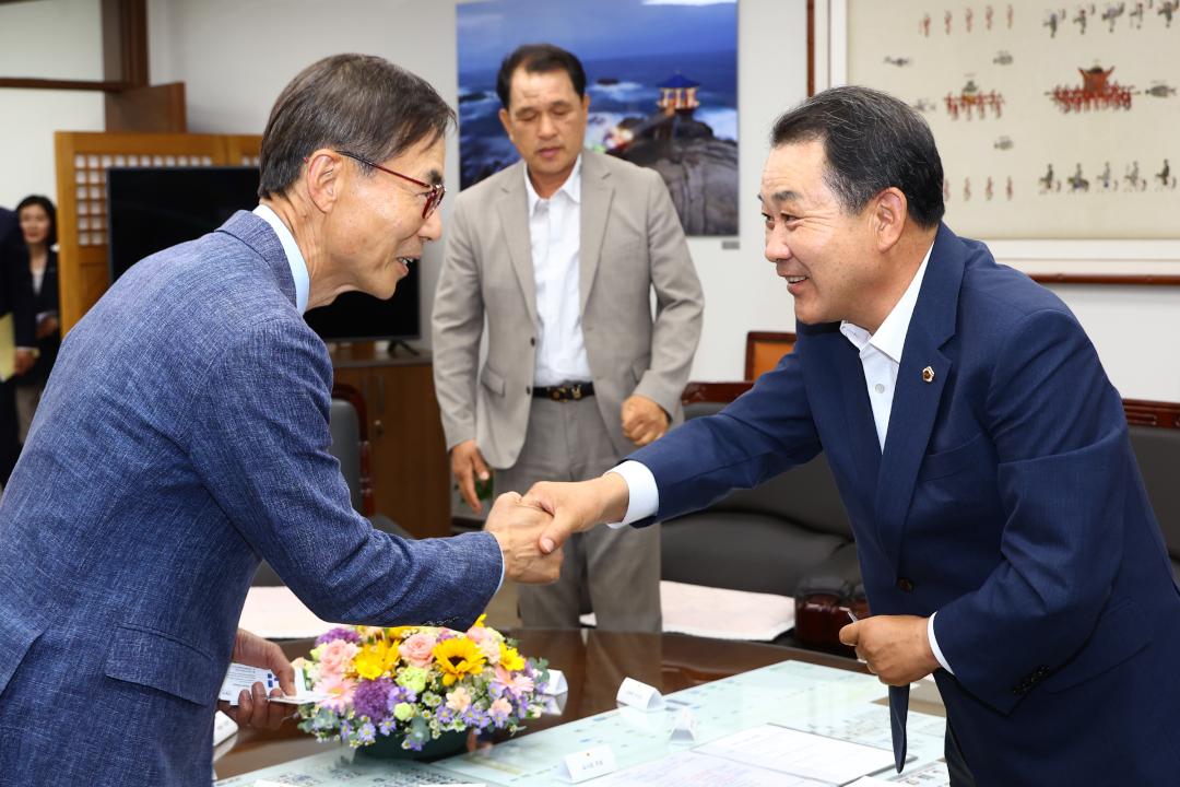 '강원특별자치도 출범 2주년(강원도의회 개원69주년) 기념 초청연사 환담' 게시글의 사진(1) '2025-06-05 강원특별자치도 출범 2주년 기념 초청연사 환담 (2).jpg'
