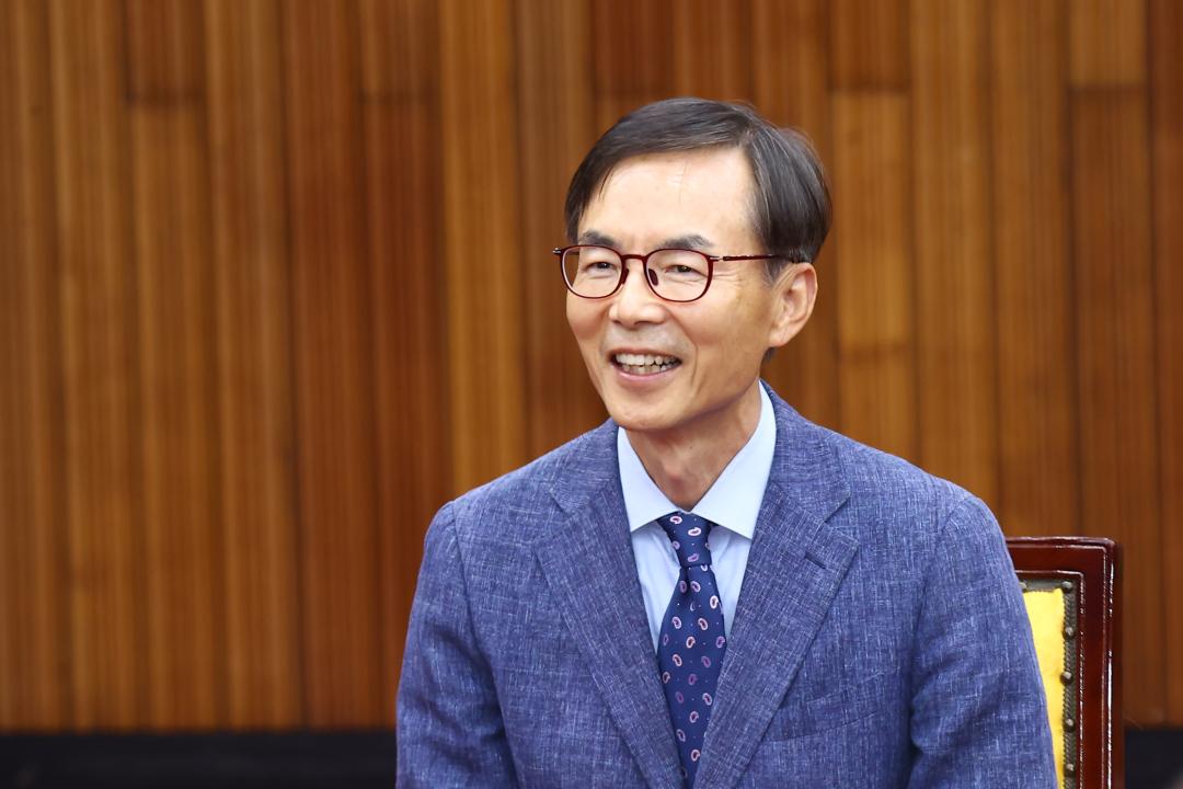 '제338회 제1차 본회의' 게시글의 사진(14) '2025-06-05 제338회 제1차 본회의 (14) 강원특별자치도 출범 2주년(강원도의회 개원69주년)기념 본회의 초청연설(이현훈교수).jpg'