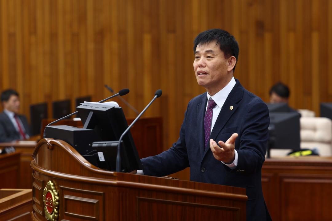 '제344회 제2차 본회의(2026년도 제1회 도정 및 교육행정에 관한 질문)' 게시글의 사진(37) '2026-04-02 제344회 제2차본회의(2026년도 제1회 도정 및 교육행정에 관한 질문) (37) 이영욱 의원.jpg'