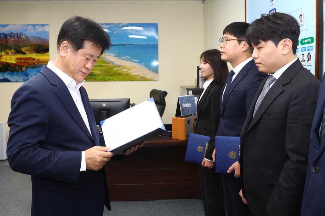 '강원특별자치도의회 신규 공무원 임용장 전달식' 게시글의 사진(7) '2026-10-01 임용장 수여식 (6).jpg'
