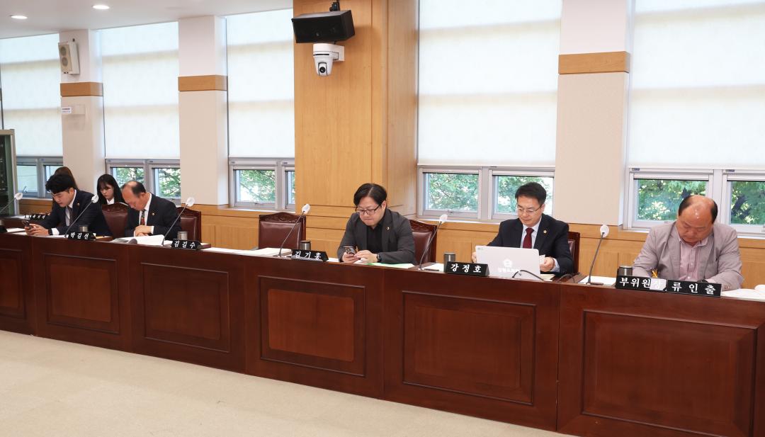 '제336회(폐회중) 제2차 강원특별자치도경제진흥원 인사청문특별위원회' 게시글의 사진(27) '2025-05-07 제336회 제2차 강원특별자치도경제진흥원 인사청문특별위원회 (27).jpg'