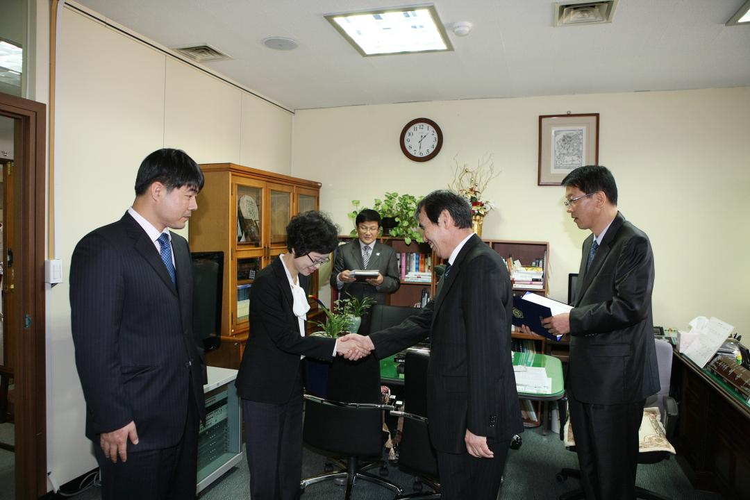 '의회사무처직원 임용장 전수' 게시글의 사진(4) '2010-10-18 의회사무처직원 임용장 전수 (4).jpg'
