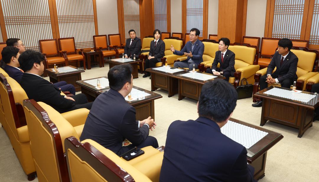 '강원특별자치도의회 방문(강원청년회의소)' 게시글의 사진(13) '2026-08-27 강원특별자치도의회 방문(강원청년회의소) (12).jpg'
