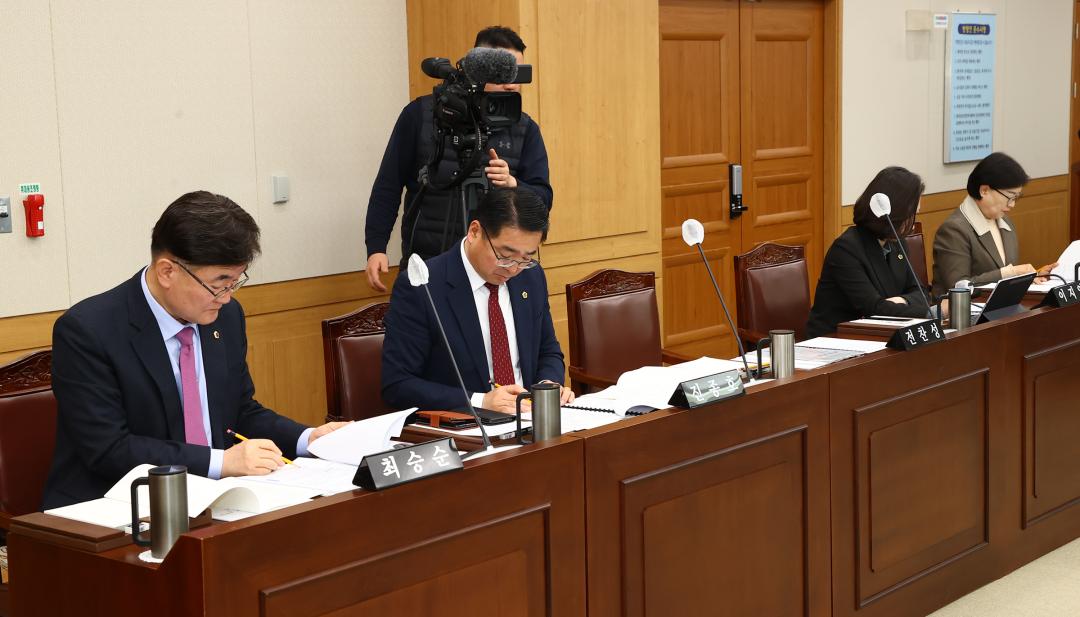 '제335회 제1차 의회운영위원회' 게시글의 사진(8) '2025-03-05 제335회 제1차 의회운영위원회 (8).jpg'