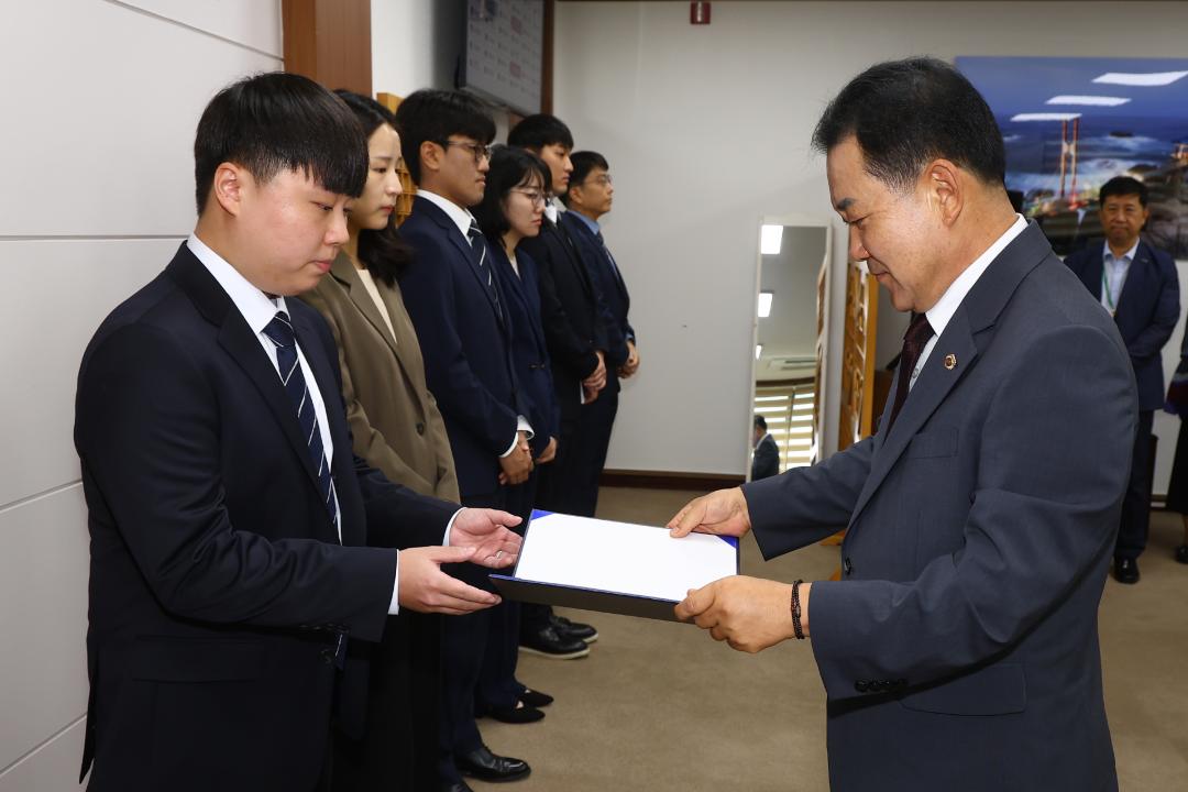 '강원특별자치도의회 신규 임용장 수여식' 게시글의 사진(7) '2025-09-29 임용장 수여식 (7).jpg'